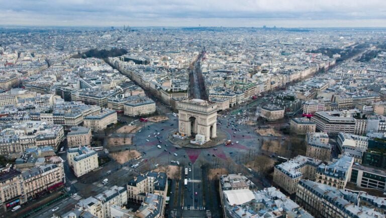 谁缔造了如今的巴黎？——从「臭味之城」到「光明之都」